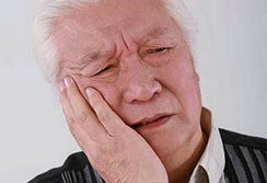 老年人牙疼要立即就医
